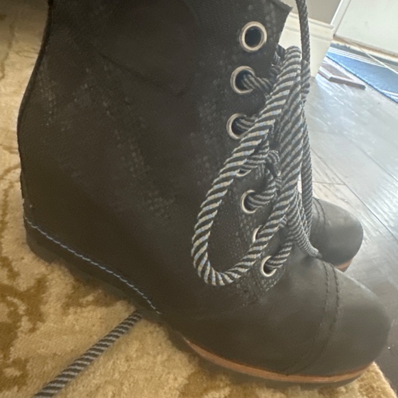 Sorel lace up black boots Joan of arc style like NEW - Picture 10 of 10